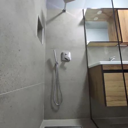 Joni's At Mali I Robit