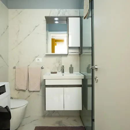 Joni's At Mali I Robit Golem (Tirana)
